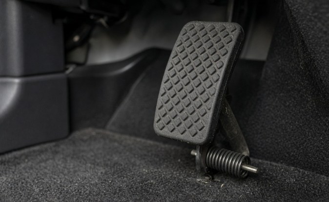 Detalle del pedal de freno de estacionamiento y su resorte