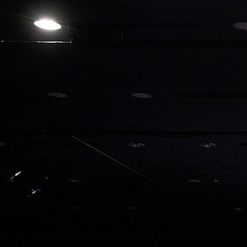 Sedán Honda plateado y SUV Acura rojo en escenarios circulares iluminados.