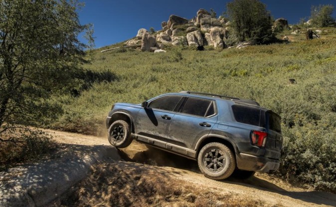 Perfil del Honda Passport TrailSport en sendero polvoriento