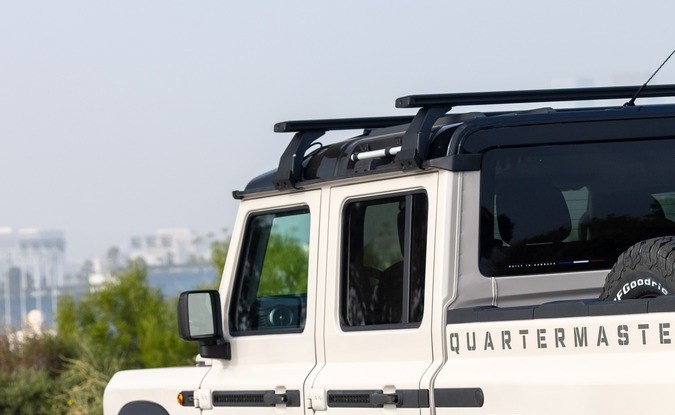 Ineos Grenadier Quartermaster blanca con portaequipajes y accesorios, vista trasera tres cuartos