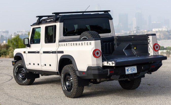 Ineos Grenadier Quartermaster blanca con portaequipajes y accesorios, vista trasera tres cuartos