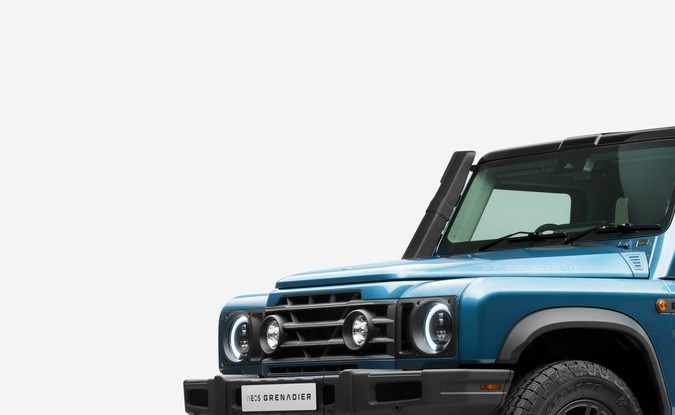 Ineos Grenadier Station Wagon 2026 azul en estudio, vista frontal tres cuartos