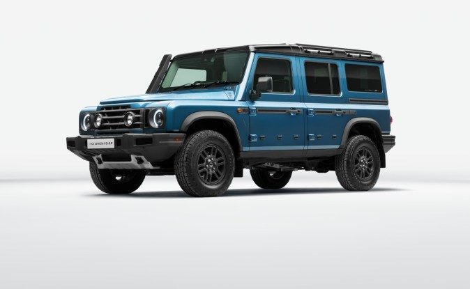 Ineos Grenadier Station Wagon 2026 azul en estudio, vista frontal tres cuartos