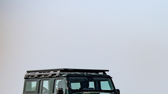 Ineos Grenadier Station Wagon verde y Grenadier Quartermaster blanca estacionados lado a lado