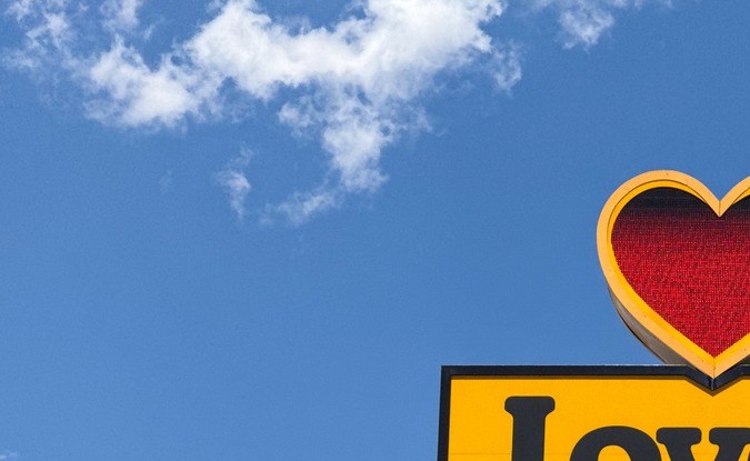 Letrero de una parada de camiones con el precio del diésel en 5.14 dólares y la gasolina regular en 3.97 dólares por galón, bajo un cielo azul