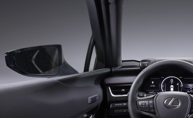 Interior negro del Lexus UX 300h con volante, pantalla central táctil y asientos deportivos de piel.