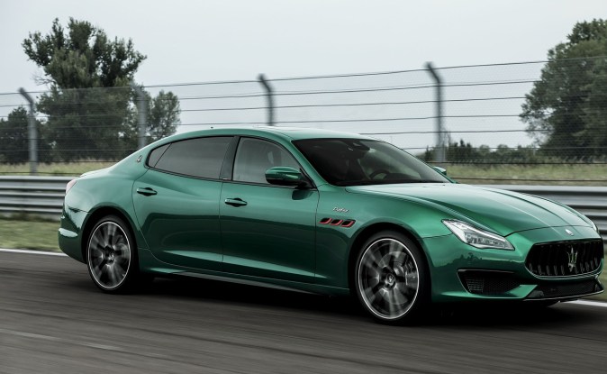 Maserati Quattroporte Trofeo verde metálico circulando a alta velocidad en un circuito
