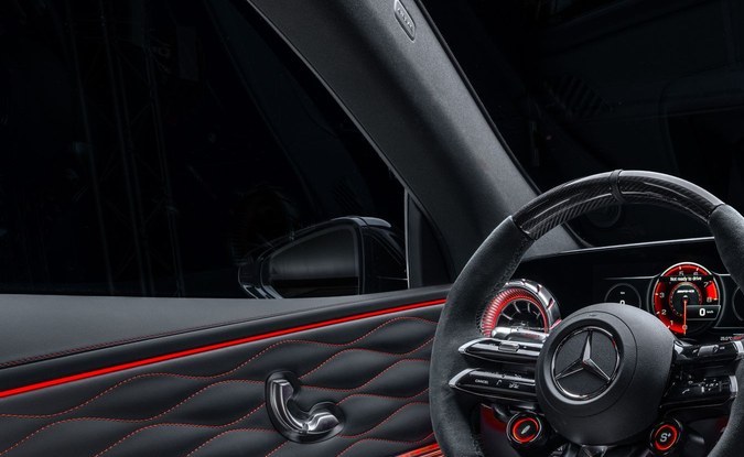 Cabina del Mercedes-AMG GT SUV con volante deportivo, pantallas digitales y detalles rojos