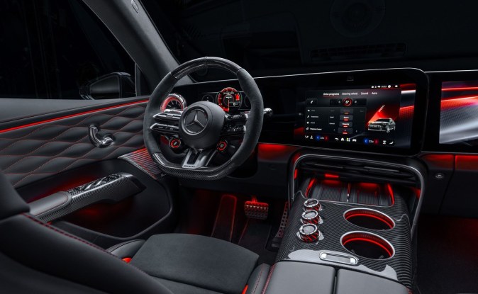 Cabina del Mercedes-AMG GT SUV con volante deportivo, pantallas digitales y detalles rojos