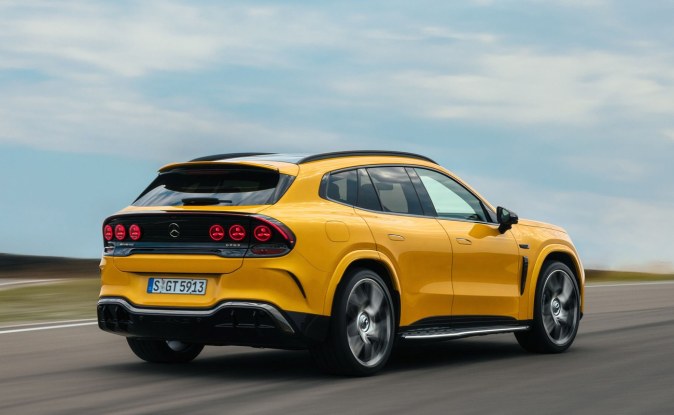 Parte trasera de un SUV eléctrico Mercedes-AMG GT amarillo con calaveras rojas en una pista
