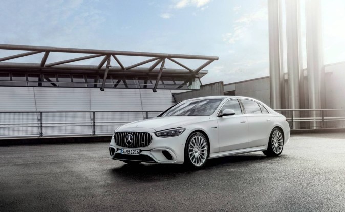 Mercedes-AMG S 63 E PERFORMANCE blanco de frente tres cuartos frente a un edificio moderno