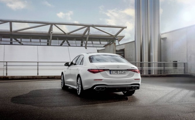 Parte trasera del Mercedes-AMG S 63 E PERFORMANCE blanco con cuatro salidas de escape