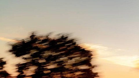 Mercedes-Maybach Clase S bitono champán y burdeos circulando al atardecer por una carretera rural