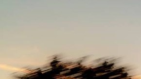 Mercedes-Maybach Clase S bitono champán y burdeos circulando al atardecer por una carretera rural