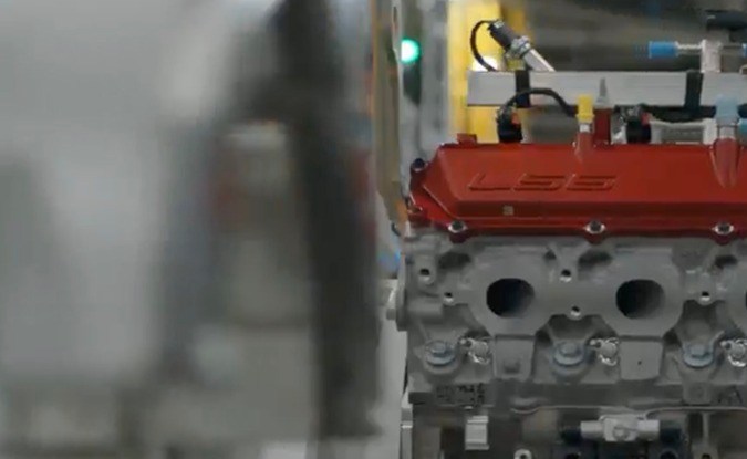 Motor V8 LS6 de 6.7 litros completo, montado en la línea de producción de la planta de motores de GM en Flint