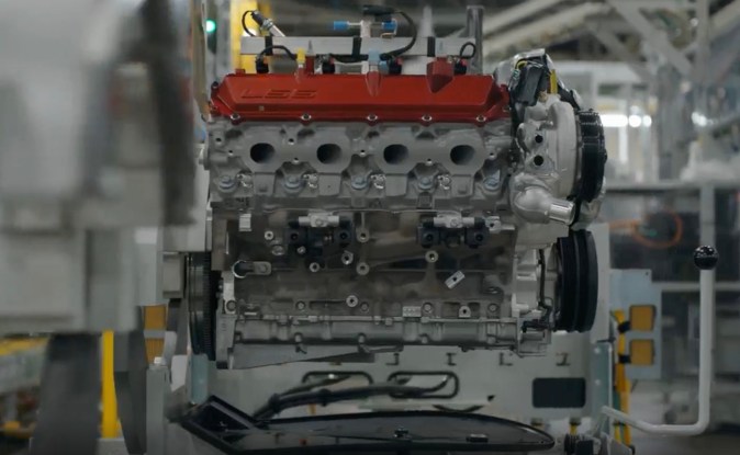 Motor V8 LS6 de 6.7 litros completo, montado en la línea de producción de la planta de motores de GM en Flint