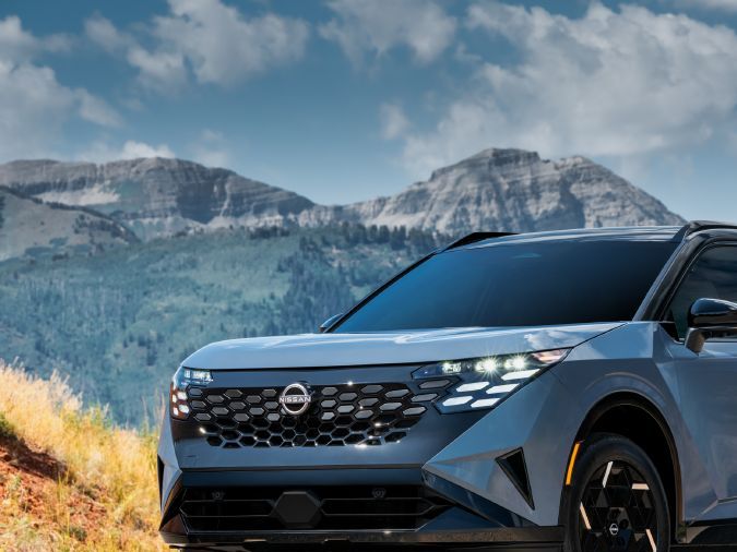 Nissan Rogue Hybrid 2027 azul de frente tres cuartos