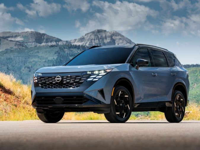 Nissan Rogue Hybrid 2027 azul de frente tres cuartos