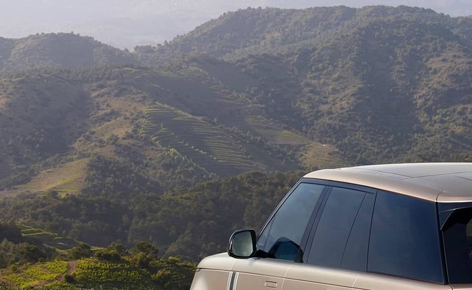 Vista trasera de un Range Rover, con el portón donde va la cámara de reversa.