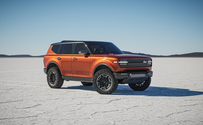 SUV Scout Traveler naranja vista de tres cuartos sobre una llanura blanca de sal.