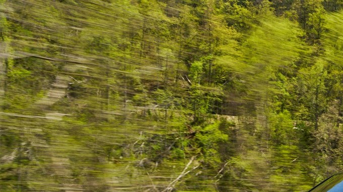 Volkswagen Tiguan 2025 SEL R-Line verde circulando por una carretera de montaña
