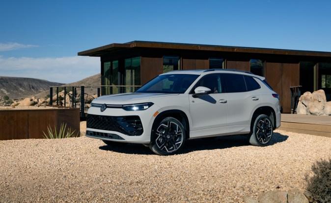 Volkswagen Tiguan 2025 SEL R-Line color arena estacionado frente a una casa moderna