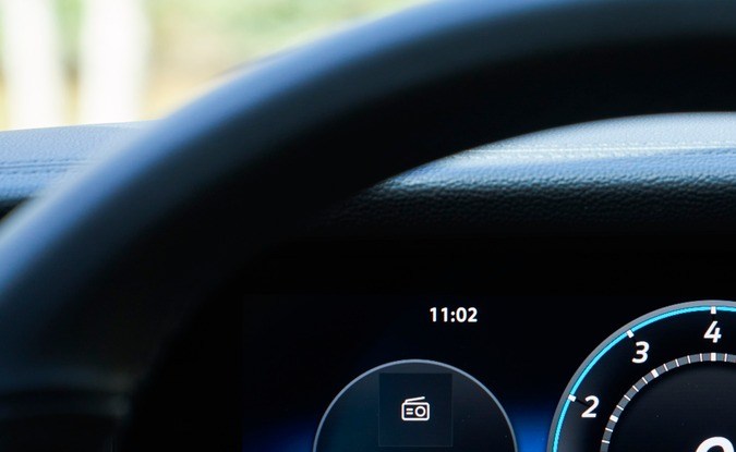 Tablero de instrumentos digital del Volkswagen Tiguan 2025 visto detrás del volante
