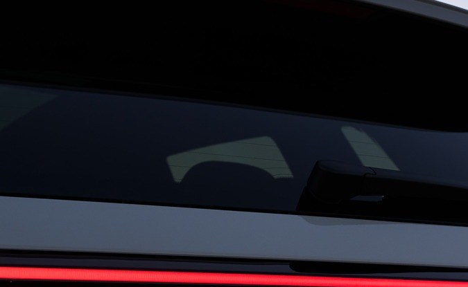Vista trasera del Volkswagen Tiguan 2025 con su barra de luces LED encendida