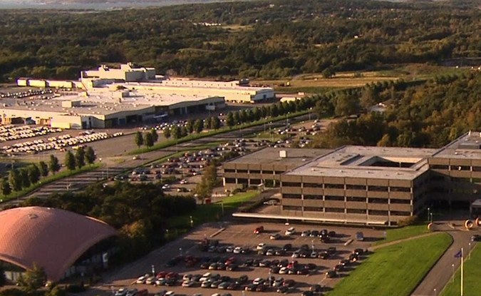 Vista aérea de la sede de Volvo Cars en Gotemburgo, Suecia, rodeada de bosque.