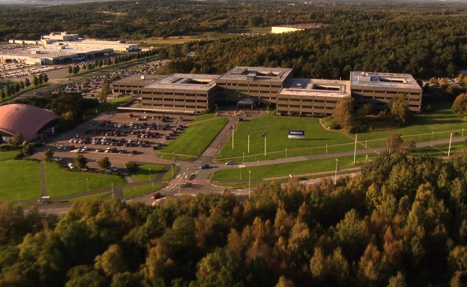 Vista aérea de la sede de Volvo Cars en Gotemburgo, Suecia, rodeada de bosque.